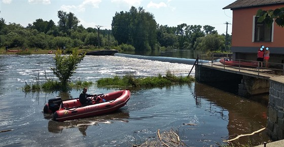 V obci Dráchov pod jezem se převrhla kanoe s dvěma muži. (8. srpna 2020)