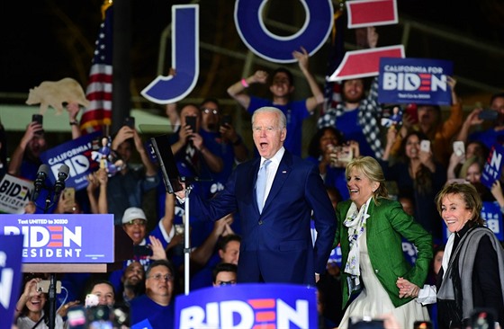 Joe Biden na pedvolebním shromádní v Los Angeles (4. bezna 2020)