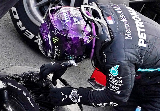 Britský pilot ze stáje Mercedes Lewis Hamilton si po vítzství ve Velké cen...