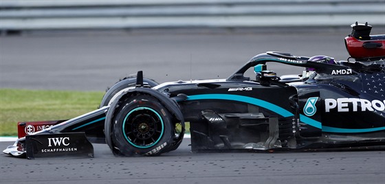 Britský pilot ze stáje Mercedes Lewis Hamilton si pro vítzství ve Velké cen...
