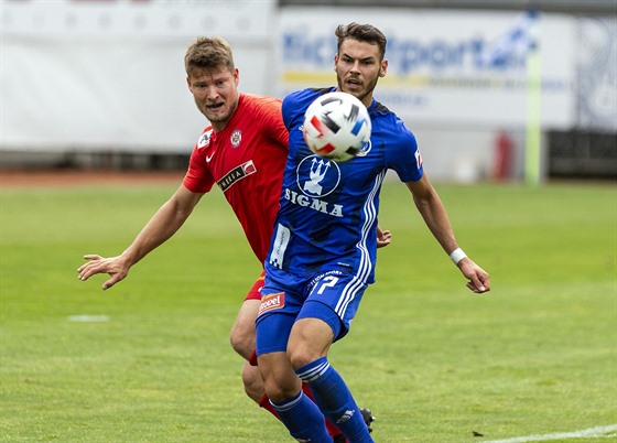 Nový útoník Olomouce Dominik Radi (v modrém) v pípravném utkání proti Brnu.