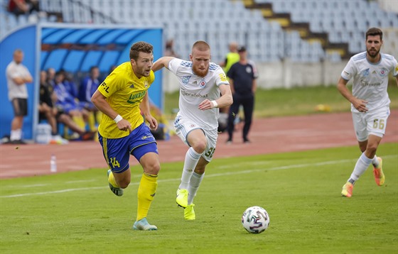 Zlínský Martin Cedidla (vlevo) stíhá balon v pípravném zápase proti Bratislav.