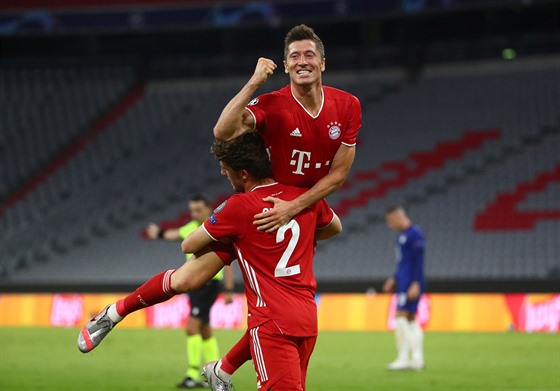 Robert Lewandowski (Bayern) slaví gól v náruí spoluhráe Álvara Odriozoly.