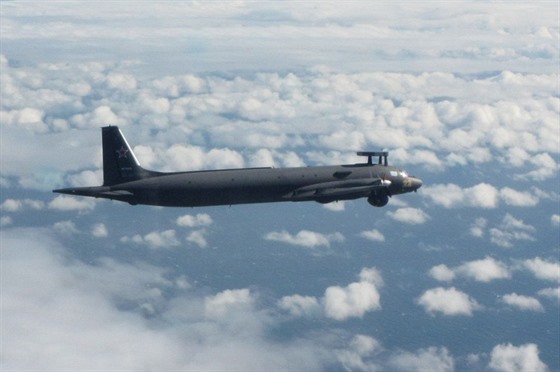 Ruský protiponorkový hlídkový letoun Il-38 zpozorovaný britskými stíhai nad...