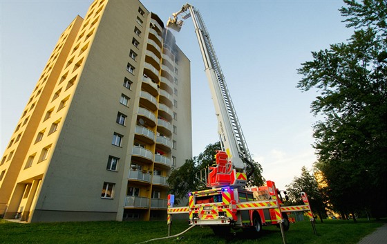 Zásah hasičů při požáru bytu v panelovém domě v Bohumíně na Karvinsku, při...