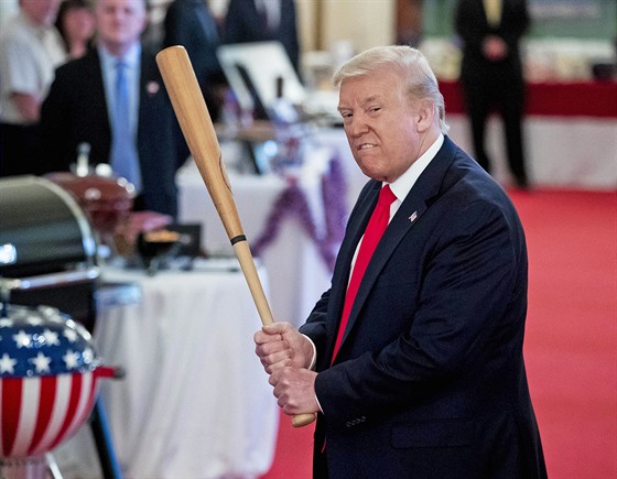 Americký prezident Donald Trump pózuje v Bílém dom s basebalovou pálkou (2...