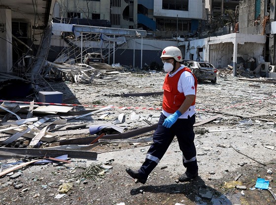 Zdravotník mezi troskami budov poniených masivních výbuchem v Bejrútu. (5....