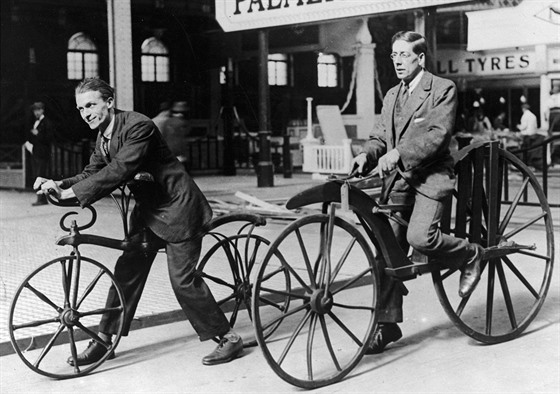 Dva muži na „běhacím stroji“, vynálezu Karla Draise
