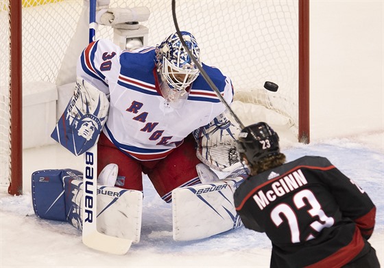 Branká New York Rangers Henrik Lundqvist elí anci Brocka McGinna z Caroliny.