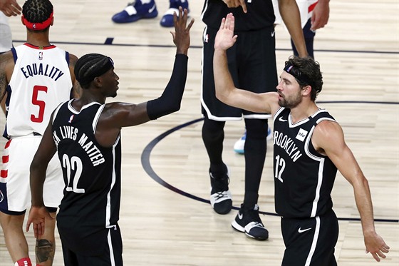 Basketbalisté Brooklyn Nets Caris LeVert (22) a Joe Harris (12) slaví v utkání...