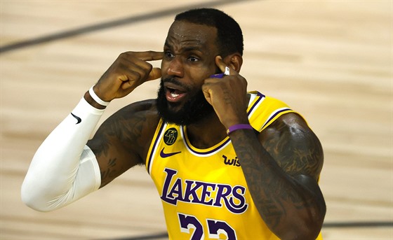 Nespokojený LeBron James z Los Angeles Lakers a jeho podrádná reakce.