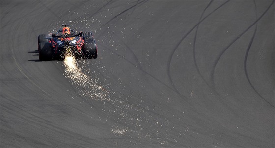 Max Verstappen v kvalifikaci na Velkou cenu k 70. výroí F1 v Silverstonu.