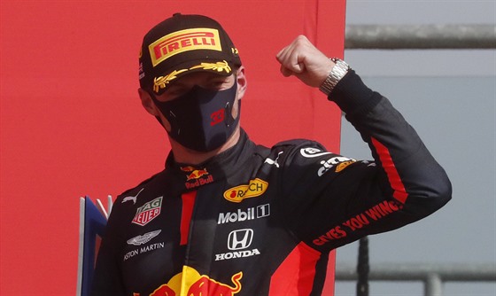 Max Verstappen slaví triumf ve Velké cen k 70. výroí F1 v Silverstonu.