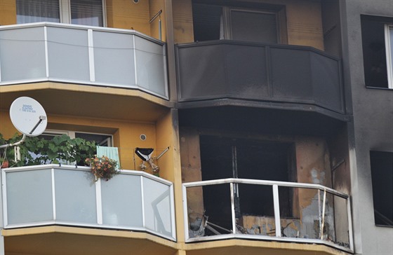 Po�ár panelového domu na ulici Mírová v Bohumín� na Karvinsku, kde zahynulo 11...