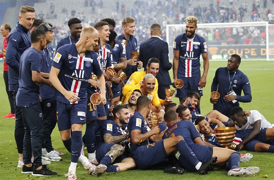 Fotbalisté Paris Saint Germain se radují z triumfu v Ligovém poháru.