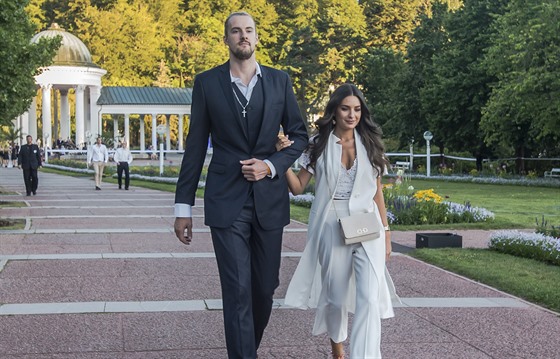 Ondej Balvín s doprovodem pichází na Basketbalistu roku po mariánskolázeské...