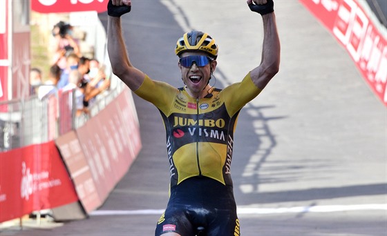 Belgický cyklista Wout van Aert vítzí na Strade Bianche.