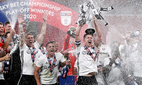 Fotbalisté Fulhamu slaví návrat do Premier League.