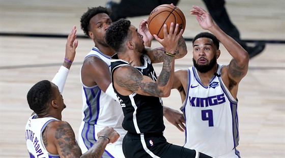 Chris Chiozza z Brooklynu u míe v duelu se Sacramentem.