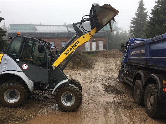 Firma odváí nepvodní materiál z opravované cesty mezi Rovou horou a...