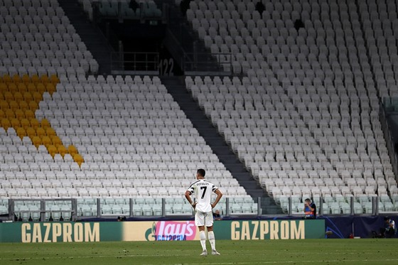 Cristiano Ronaldo v dresu Juventusu bhem osmifinálové odvety Ligy mistr s...