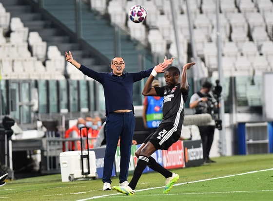 Maurizio Sarri, trenér fotbalového Juventusu, rozhazuje rukama pi zápase Ligy...