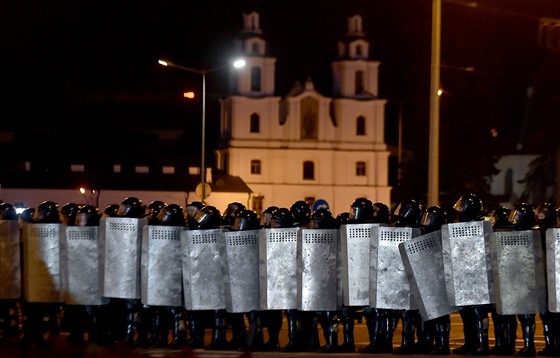 Policie v bloruském Minsku zasahuje proti lidem, kteí vyli do ulic mst po...