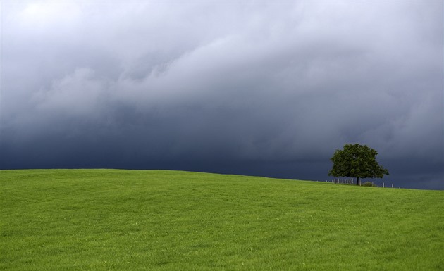 Týden bude zamračený, občas zaprší. Dvacítky přijdou až o víkendu