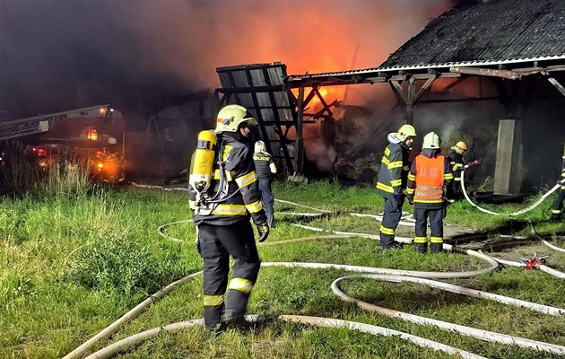 V noci na sobotu hasii bojovali s poárem haly v ernov na Náchodsku. (1....