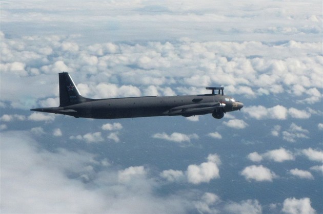 Ruský protiponorkový hlídkový letoun Il-38 zpozorovaný britskými stíhači nad...