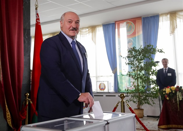 KOMENTÁŘ: Běloruská parodie na volby. Lukašenko triumfem překonal i Putina