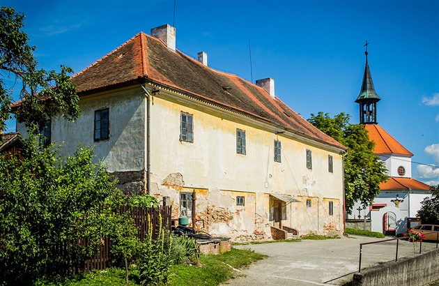 Farní budova ve Skoicích stojí od roku 1787