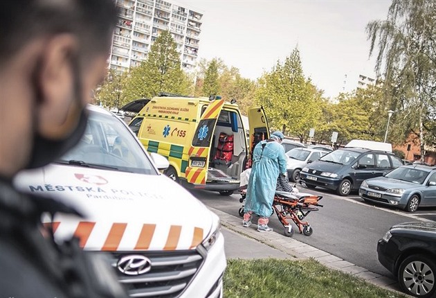 Sanitky i vozy charity mají asto problém zaparkovat napíklad na pardubickém...