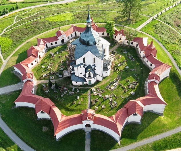 Kostel sv. Jana Nepomuckého na Zelené hoe ve áru nad Sázavou.
