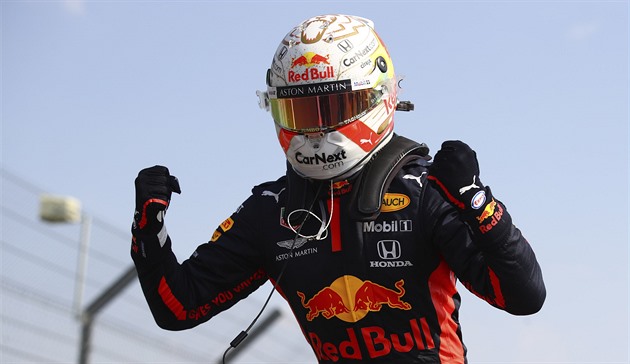 Verstappen z Red Bullu uťal při jubilejní Velké ceně F1 dominanci Mercedesu