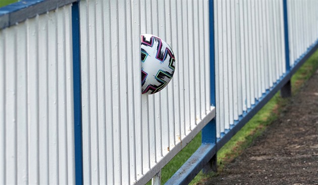 Mí zaboený do zábradlí bhem pípravy Teplice vs. Dukla