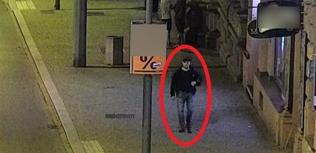 Mue podezelého ze znásilnní eny v Plzni zachytila bezpenostní kamera.