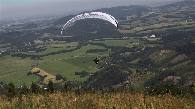 Na Lipensku se zřítil paraglidista, vážným zraněním v nemocnici podlehl