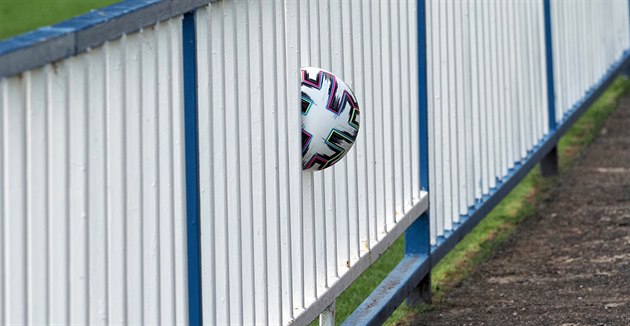 Mí zaboený do zábradlí bhem pípravy Teplice vs. Dukla