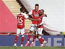 Trio Maitland-Niles, Aubameyang a Lacazette z Arsenalu oslavuje vstelený gól....