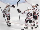 Dominik Kubalik (vlevo), Brandon Saad a Jonathan Toews z Chicaga oslavují gól.