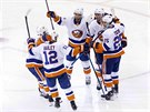 Hokejisté New York Islanders oslavují gól proti Florid.