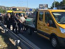Policist zajistili ti odcizen vozidla na Barrandovskm most v Praze. (1....