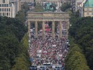 Lidé v Berlín demonstrovali proti restrikcím platným v souvislosti s pandemií...