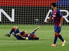 Lionel Messi (Barcelona) leí na zemi po stetu s Kalidouem Koulibalym z...