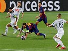 Lionel Messi (Barcelona) padá po souboji s Lorenzem Insignem z Neapole (s...