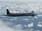 Ruský protiponorkový hlídkový letoun Il-38 zpozorovaný britskými stíhai nad...