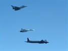 Rusk sthac letoun Su-27 a protiponorkov letoun Il-38 v doprovodu britskch...