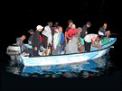 lun s africkými migranty piplouvá ke behm italského ostrova Lampedusa. (24....