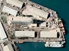 Pístav v libanonském Bejrútu ped výbuchem a po nm.